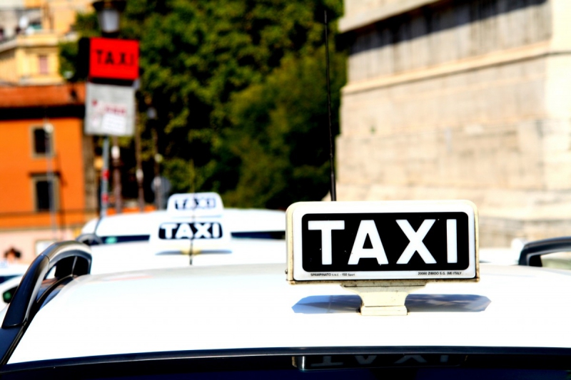 taxis-UTELLE-min_taxi_auto_rome_road_white-1051610